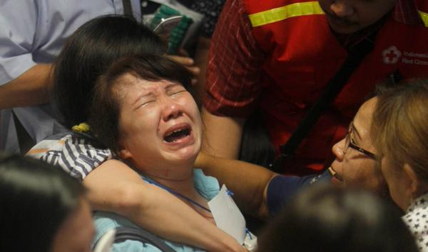 海上に遺体や破片、不明のエアアジア機か